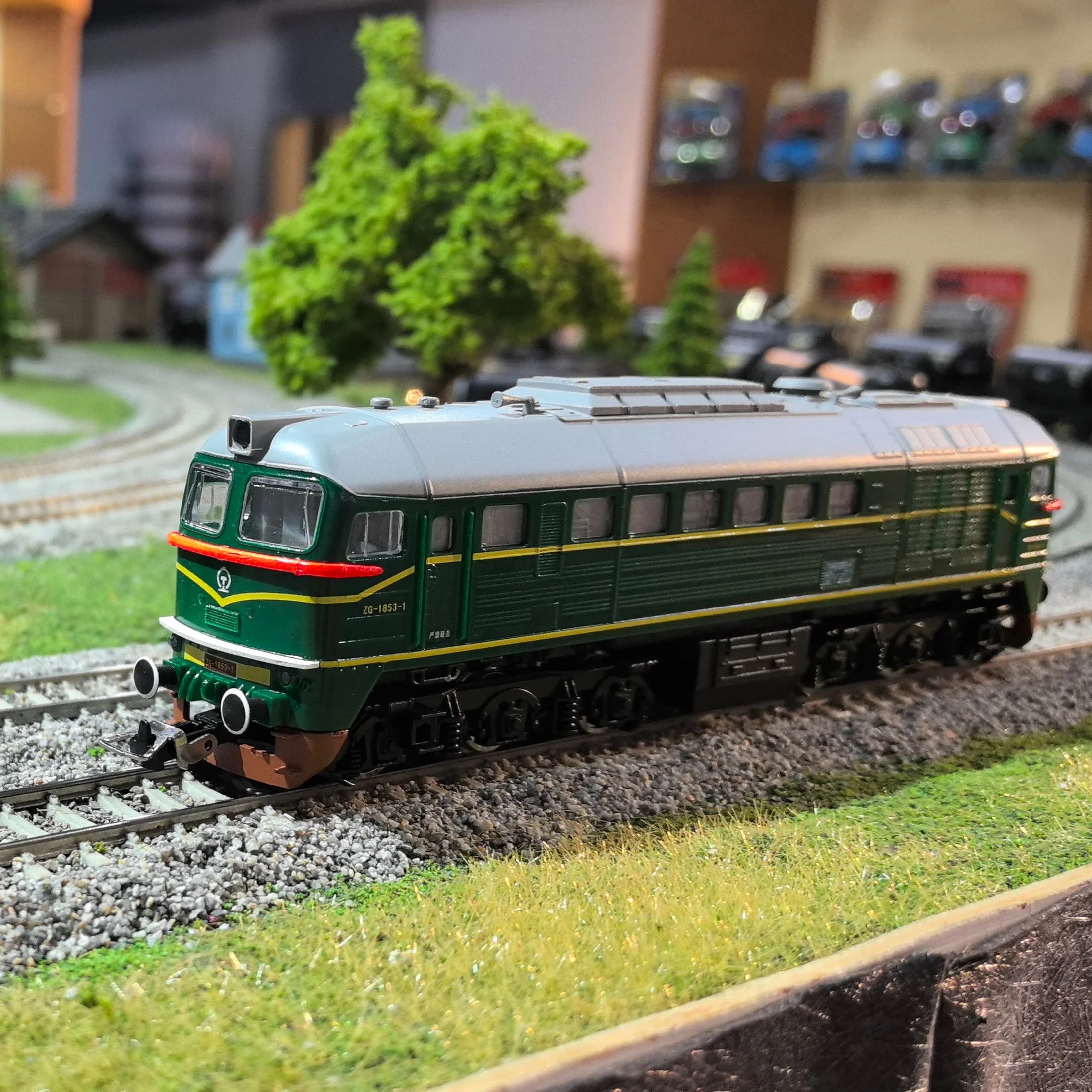 HO Scale 1:87 Russian M62 Diesel and Chinese's Green Carriage Train Model With Power Classics Adult Souvenir Gift