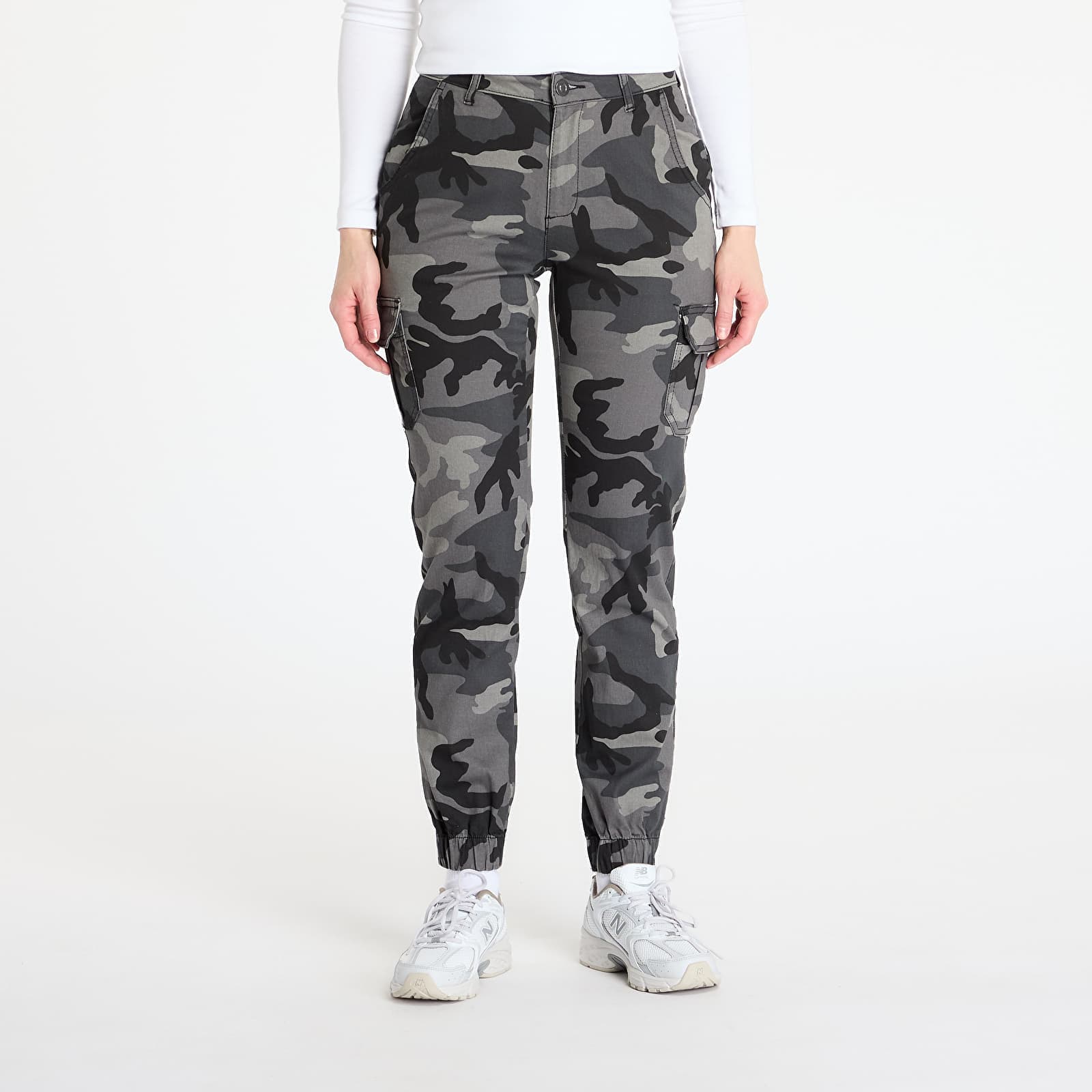 Nadrágok Urban Classics Ladies High Waist Camo Cargo Pants Grey Camo W28