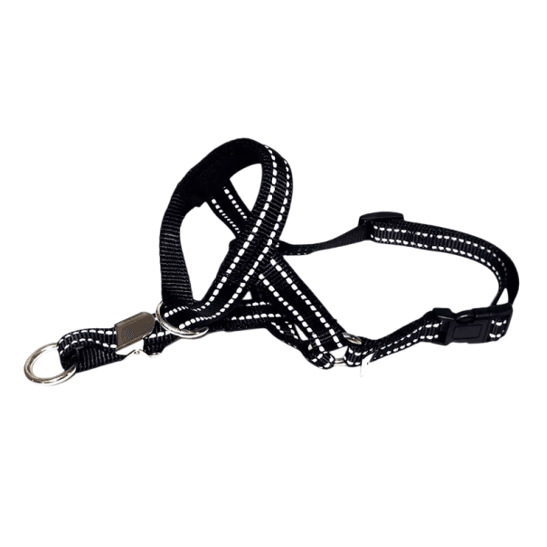 Nylonos szájkosaras hám kutyáknak M-es méretben Szájkerület 24,6–30,4 cm Nyakkerület 32,5–43,7 cm Állítható kényelmes hám a rágás